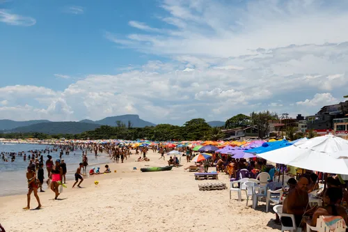 Em Itaipu, o mar calmo atraiu pessoas de todas as idades