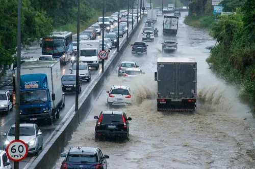 O alagamento foi registrado na pista sentido Alcântara