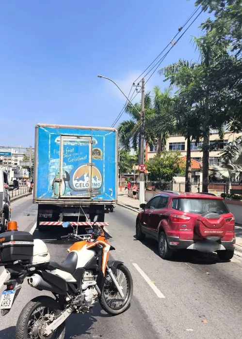 Uma faixa da pista foi interditada e liberada às 10h30