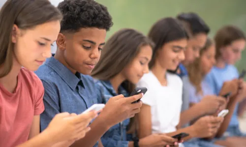 Alunos de todo o país estão proibidos de usar celular na escola