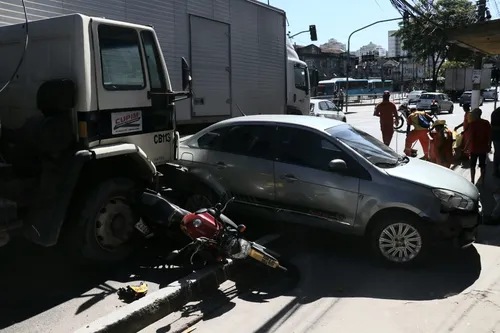 Caminhão bateu em carreta, carros e moto