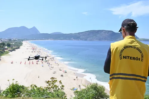 Agente da Prefeitura monitora a praia de Camboinhas e Piratininga com drone