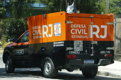 Carro de recolhimento de cadáveres, o rabecão, chegando ao IML de Tribobó