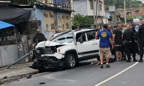 Veículo, modelo Jeep Renegade branco, que era roubado, ficou destruído após a colisão