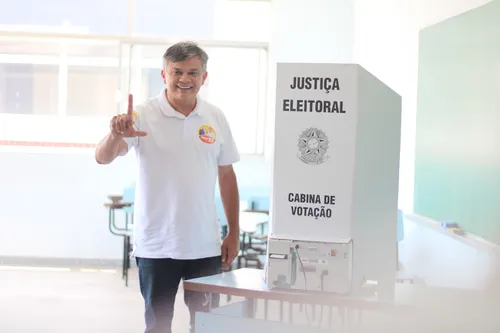 Dimas Gadelha vota na Universo, em Trindade