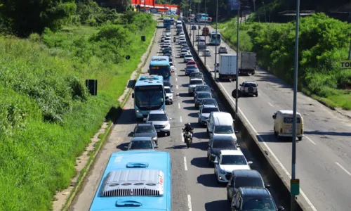 Trânsito está parado na rodovia desde o bairro Baldeador