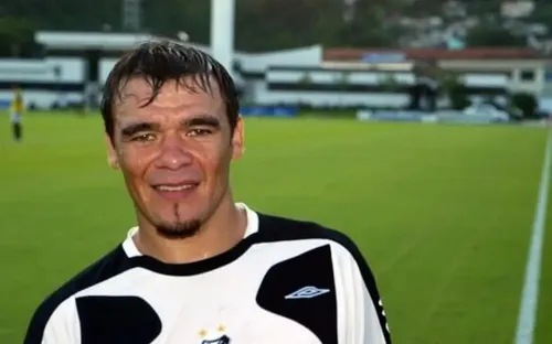Julio vestiu a camisa do Santos em 2006, quando disputou 49 partidas