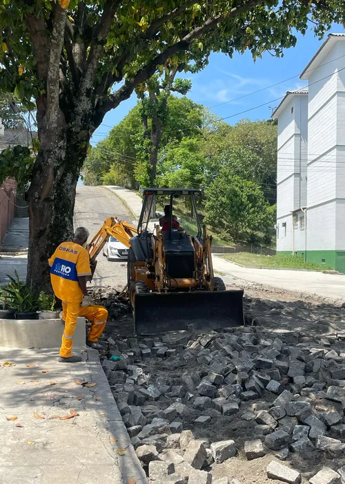 Grupo retirava paralelepípedos ilegalmente; rua Silvério havia recebido uma revitalização, no ano passado