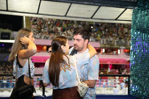 Marcelo Adnet e Patrícia Cardoso trocaram carícias