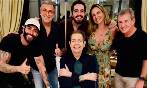 Faustão aparece em foto usando cadeira de rodas