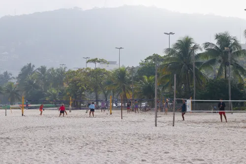 O céu estará parcialmente nublado a nublado e a previsão é de chuva fraca a moderada isolada