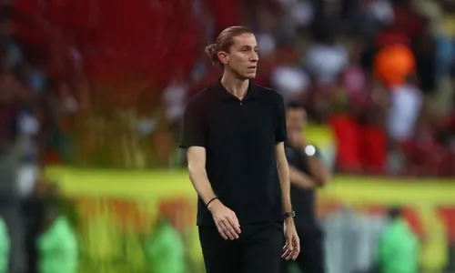 Filipe Luís á beira do campo no jogo do Flamengo