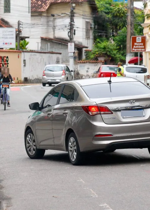 Veículos usam ciclovia para acessar o posto de gasolina situado na região