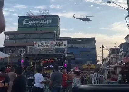 Helicóptero blindado sobrevoando a área não intimidou público em forró