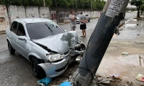 Carro ficou com a dianteira completamente destruída