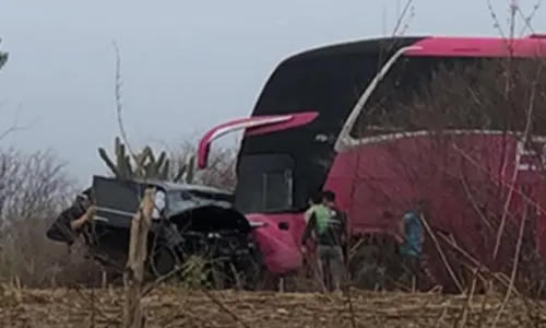 A colisão envolveu um ônibus de turismo e uma Hilux SW4