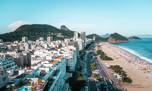 Copacabana conta com pontos turísticos que transformaram o Rio de Janeiro em uma das principais cidades do Brasil