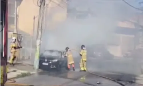 Veículo pegou fogo na rua do Pronto Socorro Central de São Gonçalo