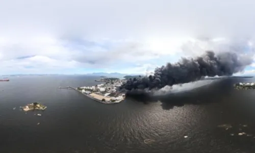 O incêndio começou no início da tarde de sábado (8)