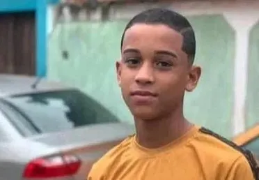 nvestigadores alegam que a cena foi manipulada, com uma pistola sendo plantada ao lado do corpo de Thiago para criar a falsa impressão de um confronto.