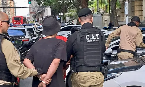 Homem com bolsa de colostomia (de blusa vermelha) foi preso junto ao comparsa (de camisa preta e chapéu)