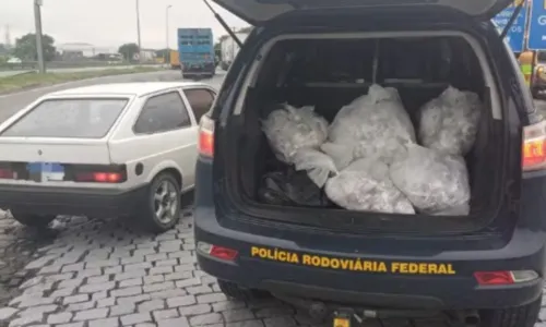 Carro foi abandonado em um posto de gasolina