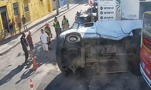 Van ficou tombada na pista