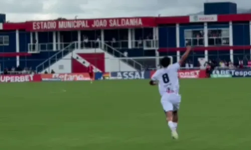 Bezerro comemorou após assistência no gol da partida