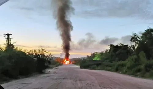 Barricada em chamas em um dos acessos ao Complexo do Salgueiro