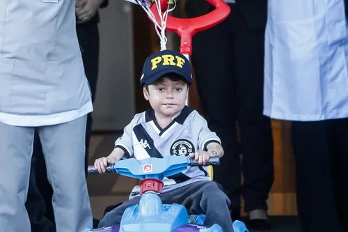 O menino Gui possui uma epidermólise bolhosa, uma doença rara que causa ferimentos na pele