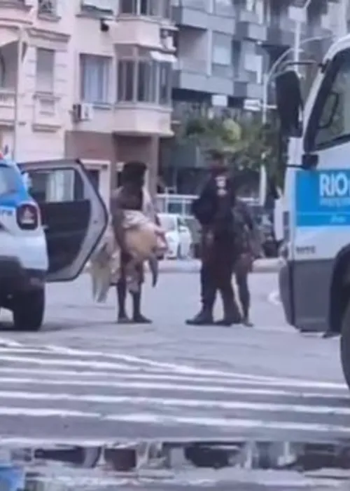 O homem segurando a tartaruga no Aterro do Flamengo