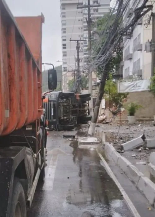 O acidente ocorreu por volta de 5h da madrugada; caminhão tombou