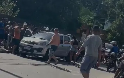O carro da vítima foi atingido por pelo menos 10 disparos