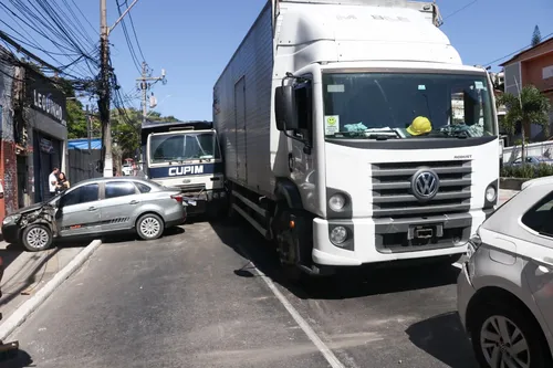 Carreta estava parada no sinal quando foi atingida