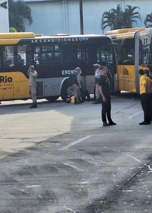 Motorista foi esmagado entre dois ônibus