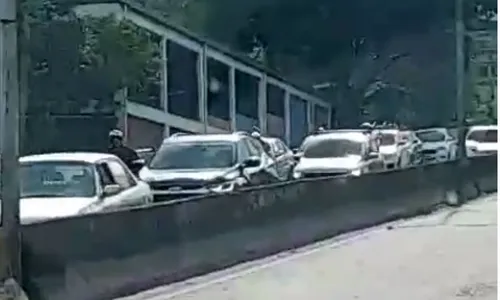 Fluxo segue lento na pista sentido Centro de Niterói