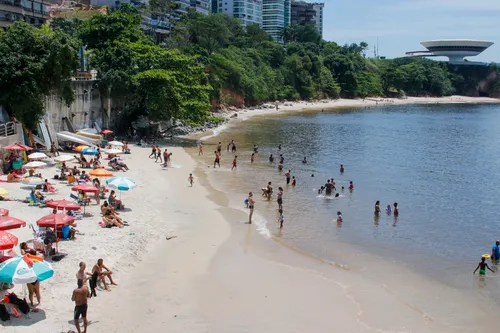 Banhistas aproveitaram o calor para ir à praia em Niterói