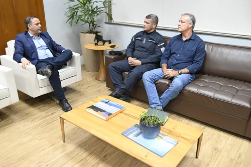 Rodrigo Neves, coronel Leonardo de Oliveira e Gilson Chagas no encontro