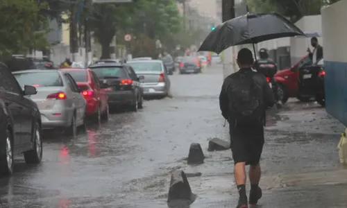 Já há alagamentos em alguns pontos da cidade