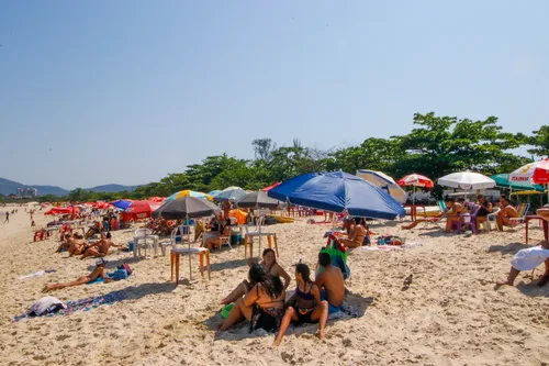 Banhistas se refugiaram na praia de Itaipu