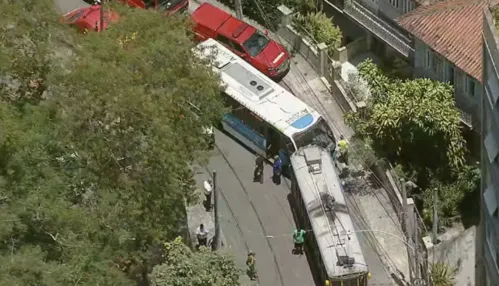 Ônibus bate em bonde em Santa Teresa, no Rio