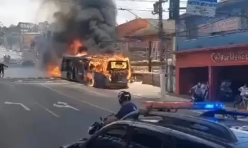 Segundo informações, 4 viaturas dos Bombeiros foram enviadas para conter as chamas