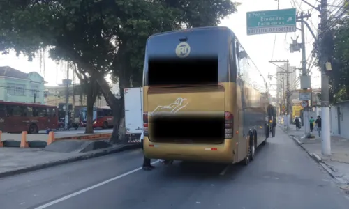 Ônibus ocupa duas faixas da via