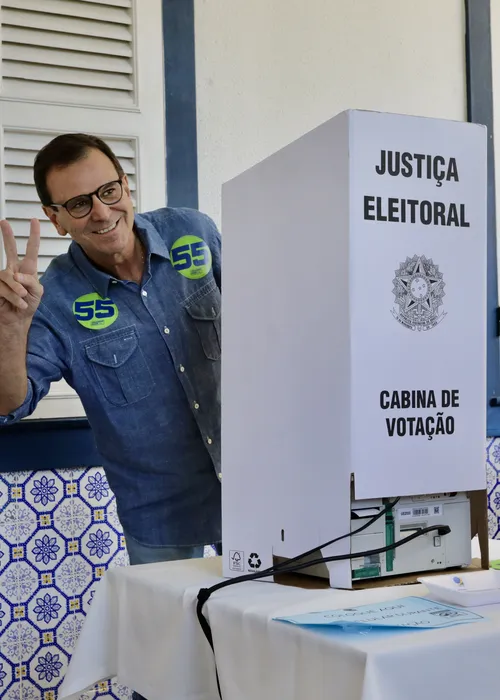 Candidato à reeleição, Paes vota em São Conrado