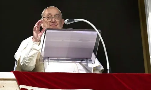 Papa Francisco foi internado na última sexta-feira (14) por conta de uma bronquite