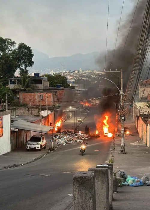 Confronto entre bandidos e policiais