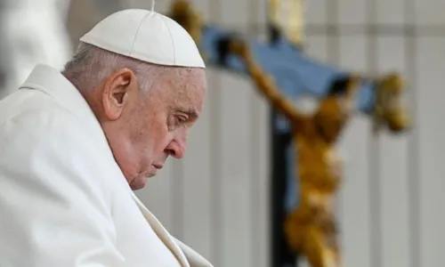 Papa Francisco está com pneumonia bilateral