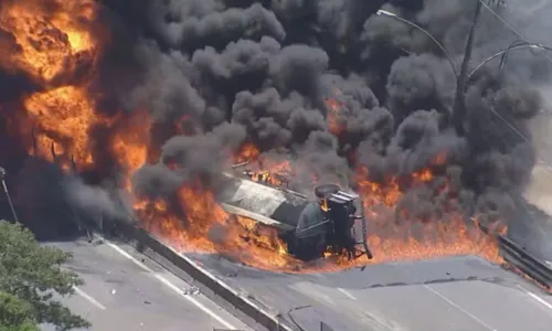 Incêndio de carreta fechou as duas pistas da rodovia, altura do Jardim América, na segunda-feira (3)