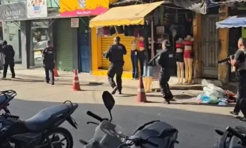 Imagens registradas por populares mostram agentes patrulhando a região a pé