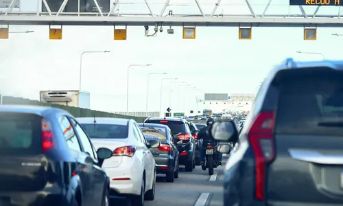 Trânsito lento na pista sentido Rio causa reflexos nos acessos